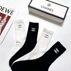 配包装 🌟【一盒4 双】 🌟Chanel 香奈儿 经典字母logo 超薄无骨中筒袜,纯棉 条纹小腿袜 堆堆袜 🌟ins 配包装 🌟【一盒4 双】 🌟Chanel 香奈儿 经典字母logo 超薄无骨中筒袜,纯棉 条纹小腿袜 堆堆袜 🌟ins