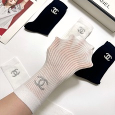配包装 🌟【一盒4 双】 🌟Chanel 香奈儿 经典字母logo 超薄无骨中筒袜,纯棉 条纹小腿袜 堆堆袜 🌟ins 配包装 🌟【一盒4 双】 🌟Chanel 香奈儿 经典字母logo 超薄无骨中筒袜,纯棉 条纹小腿袜 堆堆袜 🌟ins