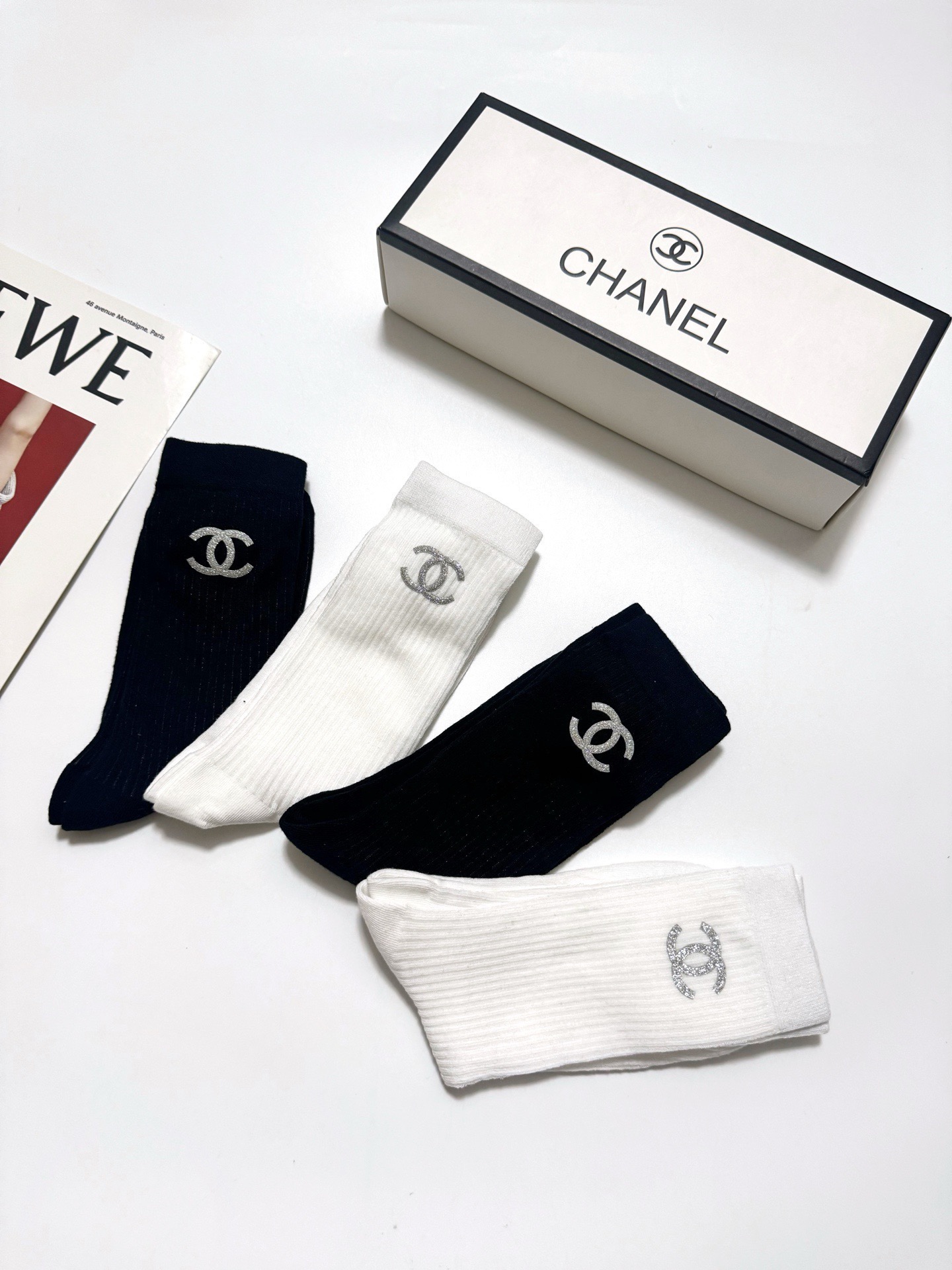 配包装 🌟【一盒4 双】 🌟Chanel 香奈儿 经典字母logo 超薄无骨中筒袜,纯棉 条纹小腿袜 堆堆袜 🌟ins 配包装 🌟【一盒4 双】 🌟Chanel 香奈儿 经典字母logo 超薄无骨中筒袜,纯棉 条纹小腿袜 堆堆袜 🌟ins