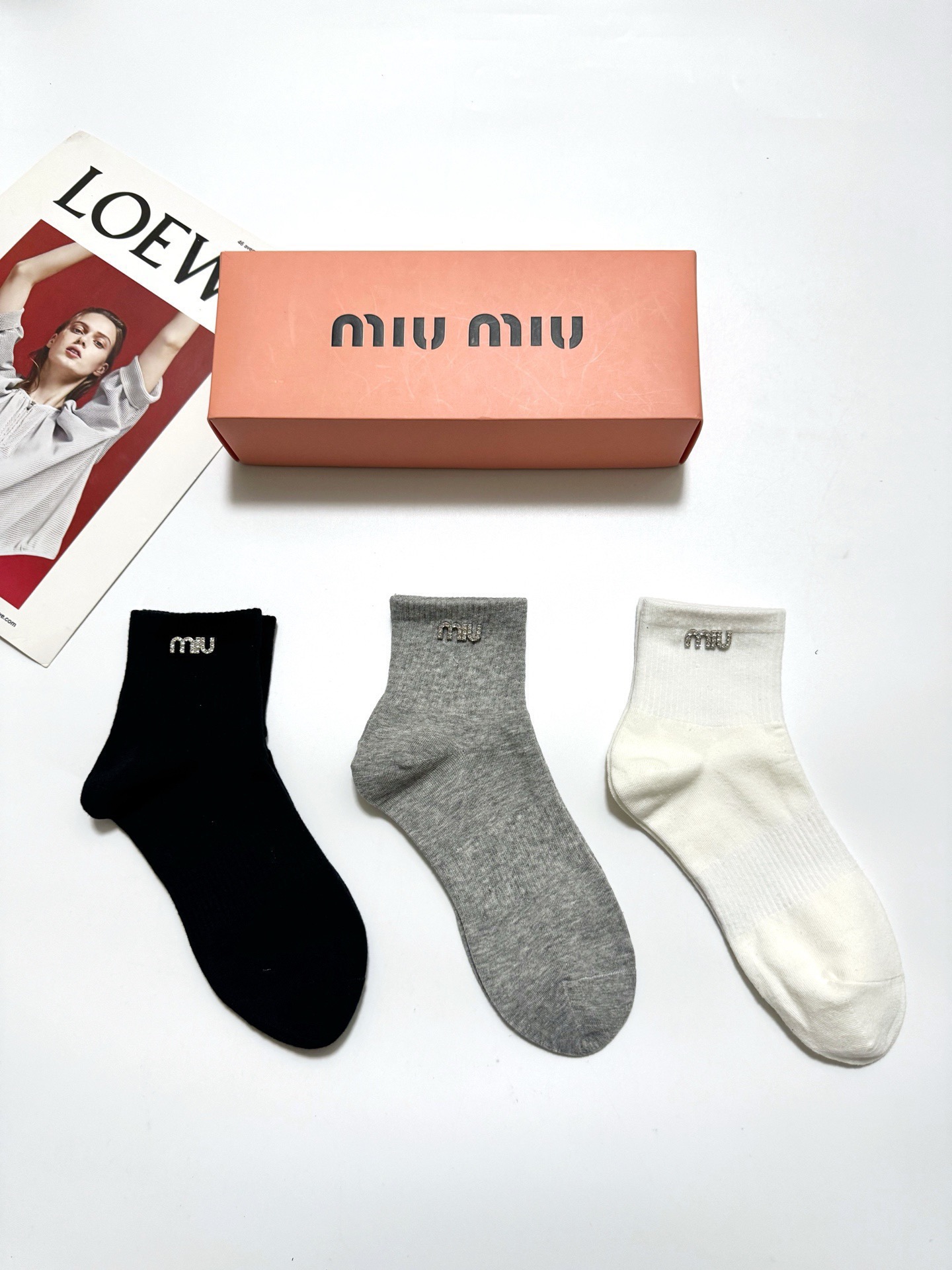 配包装 🌟【一盒3双】 🌟缪缪 miumiu 经典字母 logo纯棉 短筒袜 !超级软糯亲肤! 🌟ins爆款!专柜在售 配包装 🌟【一盒3双】 🌟缪缪 miumiu 经典字母 logo纯棉 短筒袜 !超级软糯亲肤! 🌟ins爆款!专柜在售