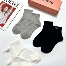 配包装 🌟【一盒3双】 🌟缪缪 miumiu 经典字母 logo纯棉 短筒袜 !超级软糯亲肤! 🌟ins爆款!专柜在售 配包装 🌟【一盒3双】 🌟缪缪 miumiu 经典字母 logo纯棉 短筒袜 !超级软糯亲肤! 🌟ins爆款!专柜在售