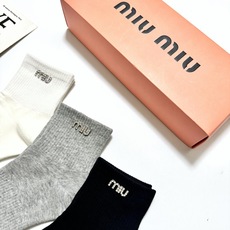 配包装 🌟【一盒3双】 🌟缪缪 miumiu 经典字母 logo纯棉 短筒袜 !超级软糯亲肤! 🌟ins爆款!专柜在售 配包装 🌟【一盒3双】 🌟缪缪 miumiu 经典字母 logo纯棉 短筒袜 !超级软糯亲肤! 🌟ins爆款!专柜在售