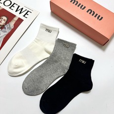 配包装 🌟【一盒3双】 🌟缪缪 miumiu 经典字母 logo纯棉 短筒袜 !超级软糯亲肤! 🌟ins爆款!专柜在售 配包装 🌟【一盒3双】 🌟缪缪 miumiu 经典字母 logo纯棉 短筒袜 !超级软糯亲肤! 🌟ins爆款!专柜在售