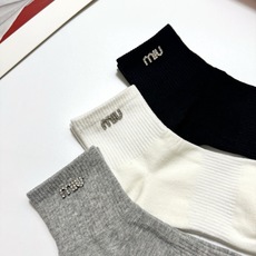 配包装 🌟【一盒3双】 🌟缪缪 miumiu 经典字母 logo纯棉 短筒袜 !超级软糯亲肤! 🌟ins爆款!专柜在售 配包装 🌟【一盒3双】 🌟缪缪 miumiu 经典字母 logo纯棉 短筒袜 !超级软糯亲肤! 🌟ins爆款!专柜在售