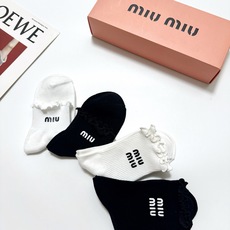 配包装 🌟【一盒4双】 🌟缪缪 miumiu 经典纯色 字母logo 纯棉中筒袜 短筒袜 🌟ins爆款!专柜在售ing 配包装 🌟【一盒4双】 🌟缪缪 miumiu 经典纯色 字母logo 纯棉中筒袜 短筒袜 🌟ins爆款!专柜在售ing