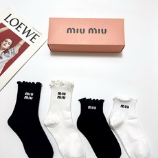 配包装 🌟【一盒4双】 🌟缪缪 miumiu 经典纯色 字母logo 纯棉中筒袜 短筒袜 🌟ins爆款!专柜在售ing 配包装 🌟【一盒4双】 🌟缪缪 miumiu 经典纯色 字母logo 纯棉中筒袜 短筒袜 🌟ins爆款!专柜在售ing