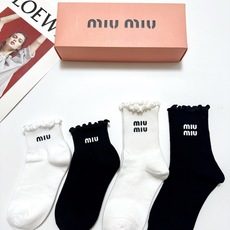 配包装 🌟【一盒4双】 🌟缪缪 miumiu 经典纯色 字母logo 纯棉中筒袜 短筒袜 🌟ins爆款!专柜在售ing 配包装 🌟【一盒4双】 🌟缪缪 miumiu 经典纯色 字母logo 纯棉中筒袜 短筒袜 🌟ins爆款!专柜在售ing