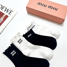 配包装 🌟【一盒4双】 🌟缪缪 miumiu 经典纯色 字母logo 纯棉中筒袜 短筒袜 🌟ins爆款!专柜在售ing 配包装 🌟【一盒4双】 🌟缪缪 miumiu 经典纯色 字母logo 纯棉中筒袜 短筒袜 🌟ins爆款!专柜在售ing