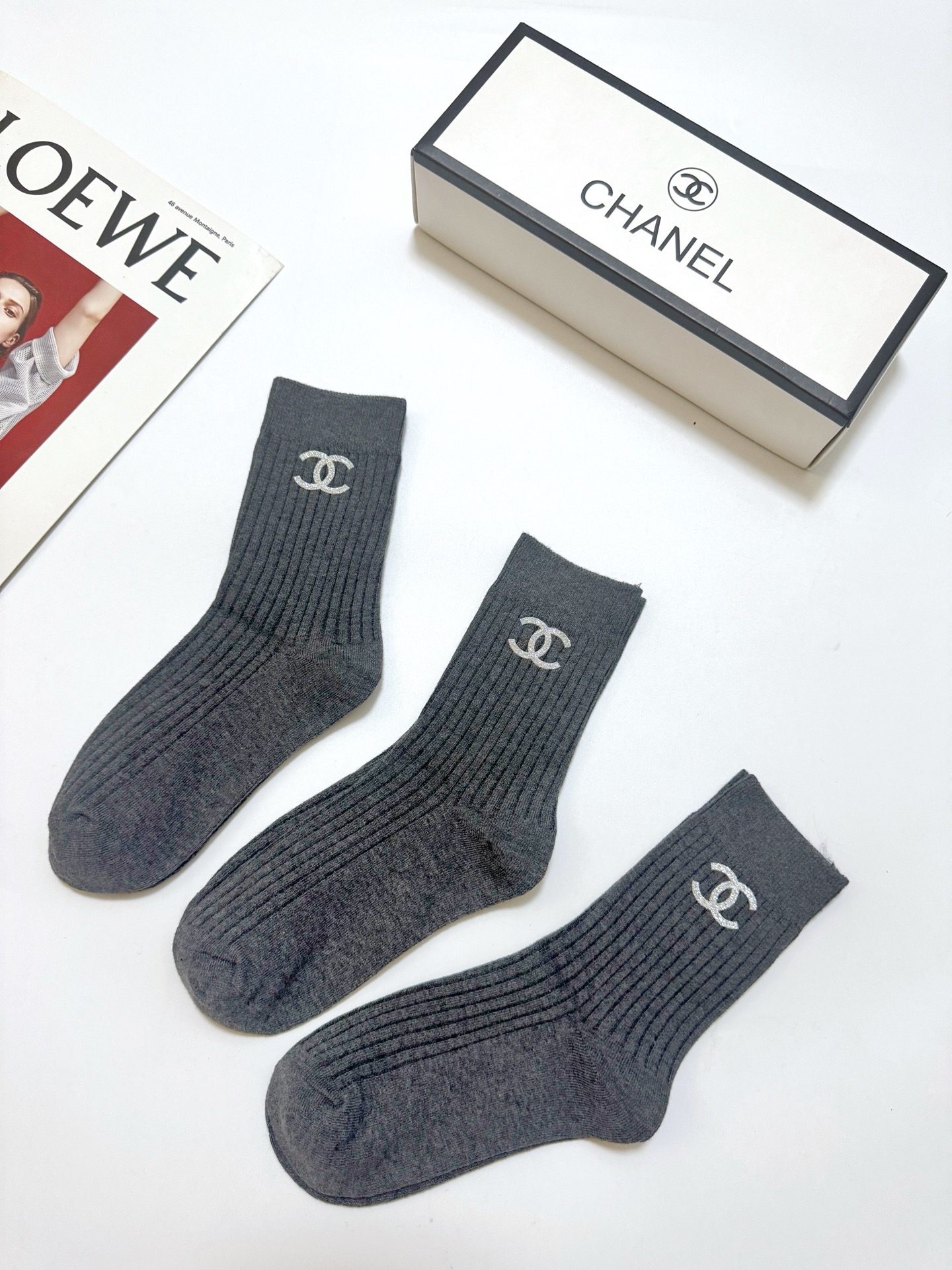 配包装 🌟【一盒3 双】 🌟Chanel 香奈儿 经典字母logo 中筒袜,纯棉竖纹堆堆袜 🌟ins爆款!专柜在售in 配包装 🌟【一盒3 双】 🌟Chanel 香奈儿 经典字母logo 中筒袜,纯棉竖纹堆堆袜 🌟ins爆款!专柜在售in