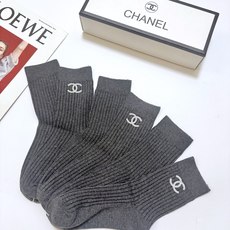 配包装 🌟【一盒3 双】 🌟Chanel 香奈儿 经典字母logo 中筒袜,纯棉竖纹堆堆袜 🌟ins爆款!专柜在售in 配包装 🌟【一盒3 双】 🌟Chanel 香奈儿 经典字母logo 中筒袜,纯棉竖纹堆堆袜 🌟ins爆款!专柜在售in