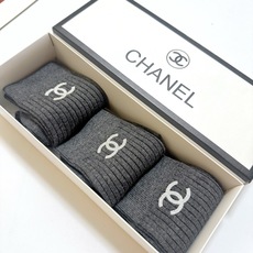 配包装 🌟【一盒3 双】 🌟Chanel 香奈儿 经典字母logo 中筒袜,纯棉竖纹堆堆袜 🌟ins爆款!专柜在售in 配包装 🌟【一盒3 双】 🌟Chanel 香奈儿 经典字母logo 中筒袜,纯棉竖纹堆堆袜 🌟ins爆款!专柜在售in