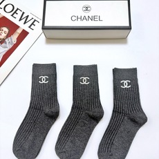 配包装 🌟【一盒3 双】 🌟Chanel 香奈儿 经典字母logo 中筒袜,纯棉竖纹堆堆袜 🌟ins爆款!专柜在售in 配包装 🌟【一盒3 双】 🌟Chanel 香奈儿 经典字母logo 中筒袜,纯棉竖纹堆堆袜 🌟ins爆款!专柜在售in