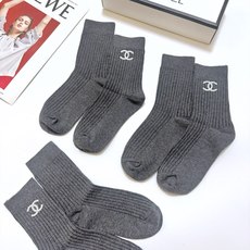 配包装 🌟【一盒3 双】 🌟Chanel 香奈儿 经典字母logo 中筒袜,纯棉竖纹堆堆袜 🌟ins爆款!专柜在售in 配包装 🌟【一盒3 双】 🌟Chanel 香奈儿 经典字母logo 中筒袜,纯棉竖纹堆堆袜 🌟ins爆款!专柜在售in
