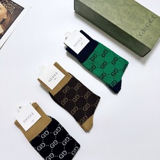 配包装 🌟【一盒3双】 🌟Gucci 古琦 经典字母 logo 纯棉 中筒袜 !超级软糯亲肤! 🌟ins爆款!专柜在售 配包装 🌟【一盒3双】 🌟Gucci 古琦 经典字母 logo 纯棉 中筒袜 !超级软糯亲肤! 🌟ins爆款!专柜在售
