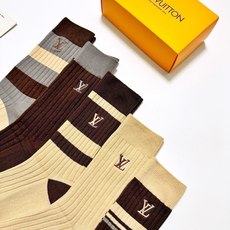 配包装 🌟【一盒5 双】 🌟 LV 路易威登 经典刺绣字母logo 纯棉中筒袜 ,ins超火爆小腿袜,纯棉面料,潮 配包装 🌟【一盒5 双】 🌟 LV 路易威登 经典刺绣字母logo 纯棉中筒袜 ,ins超火爆小腿袜,纯棉面料,潮