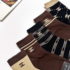配包装 🌟【一盒5 双】 🌟Chanel 香奈儿 经典字母logo ins超火爆中筒袜,纯棉面料,潮人必备 ,经典配色 配包装 🌟【一盒5 双】 🌟Chanel 香奈儿 经典字母logo ins超火爆中筒袜,纯棉面料,潮人必备 ,经典配色