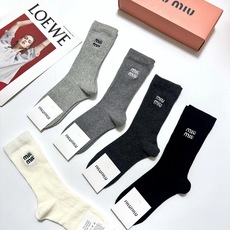 配包装 🌟【一盒5 双】 🌟缪缪 miumiu 经典刺绣字母logo 混纺中筒袜 ,软糯亲肤,ins超火爆配色 , 配包装 🌟【一盒5 双】 🌟缪缪 miumiu 经典刺绣字母logo 混纺中筒袜 ,软糯亲肤,ins超火爆配色 ,