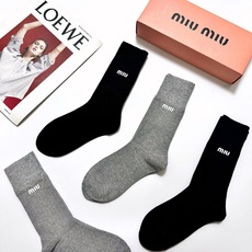 配包装 🌟【一盒4 双】 🌟缪缪 miumiu 经典字母logo 纯棉中筒袜 ,ins超火爆短袜,纯棉面料,潮人必 配包装 🌟【一盒4 双】 🌟缪缪 miumiu 经典字母logo 纯棉中筒袜 ,ins超火爆短袜,纯棉面料,潮人必