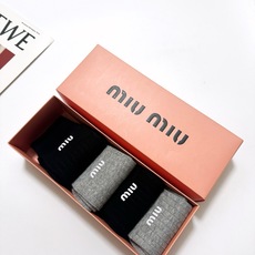 配包装 🌟【一盒4 双】 🌟缪缪 miumiu 经典字母logo 纯棉中筒袜 ,ins超火爆短袜,纯棉面料,潮人必 配包装 🌟【一盒4 双】 🌟缪缪 miumiu 经典字母logo 纯棉中筒袜 ,ins超火爆短袜,纯棉面料,潮人必