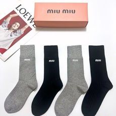 配包装 🌟【一盒4 双】 🌟缪缪 miumiu 经典字母logo 纯棉中筒袜 ,ins超火爆短袜,纯棉面料,潮人必 配包装 🌟【一盒4 双】 🌟缪缪 miumiu 经典字母logo 纯棉中筒袜 ,ins超火爆短袜,纯棉面料,潮人必
