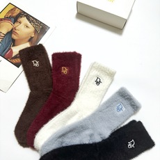 配包装 🌟【一盒5 双】 🌟Dior 迪奥 欧美大牌 经典字母 logo 水貂绒中筒袜 !超级软糯亲肤! 🌟ins爆款 配包装 🌟【一盒5 双】 🌟Dior 迪奥 欧美大牌 经典字母 logo 水貂绒中筒袜 !超级软糯亲肤! 🌟ins爆款