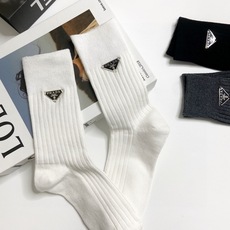配包装 🌟【一盒3 双】 🌟Prada 普拉达 经典字母logo纯棉中筒袜 🌟重工装饰个性时尚 🌟ins爆款!专柜在 配包装 🌟【一盒3 双】 🌟Prada 普拉达 经典字母logo纯棉中筒袜 🌟重工装饰个性时尚 🌟ins爆款!专柜在