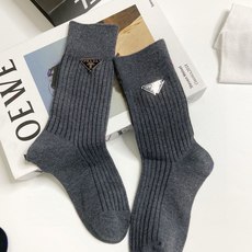 配包装 🌟【一盒3 双】 🌟Prada 普拉达 经典字母logo纯棉中筒袜 🌟重工装饰个性时尚 🌟ins爆款!专柜在 配包装 🌟【一盒3 双】 🌟Prada 普拉达 经典字母logo纯棉中筒袜 🌟重工装饰个性时尚 🌟ins爆款!专柜在