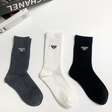配包装 🌟【一盒3 双】 🌟Prada 普拉达 经典字母logo纯棉中筒袜 🌟重工装饰个性时尚 🌟ins爆款!专柜在 配包装 🌟【一盒3 双】 🌟Prada 普拉达 经典字母logo纯棉中筒袜 🌟重工装饰个性时尚 🌟ins爆款!专柜在