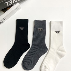 配包装 🌟【一盒3 双】 🌟Prada 普拉达 经典字母logo纯棉中筒袜 🌟重工装饰个性时尚 🌟ins爆款!专柜在 配包装 🌟【一盒3 双】 🌟Prada 普拉达 经典字母logo纯棉中筒袜 🌟重工装饰个性时尚 🌟ins爆款!专柜在