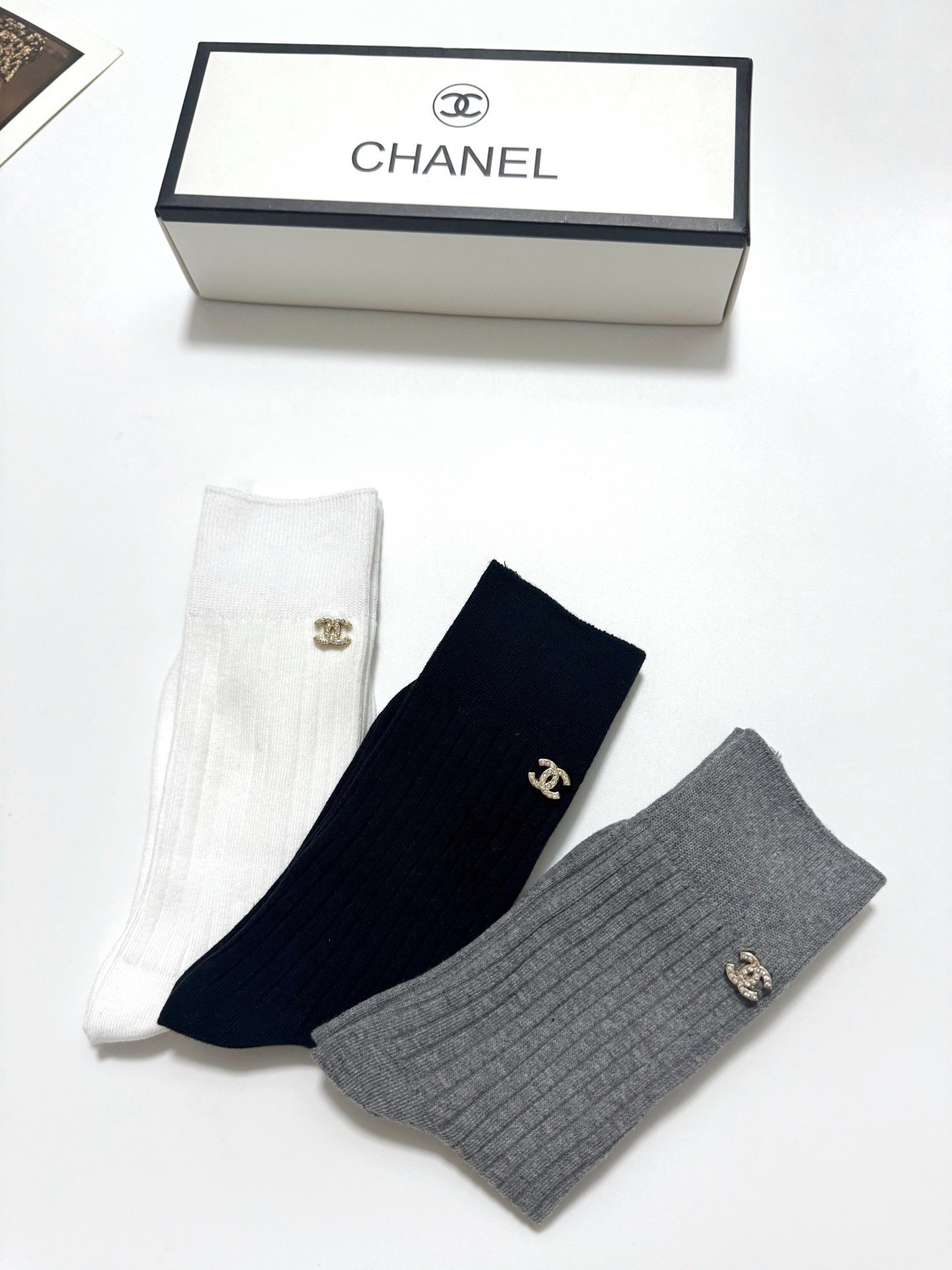 配包装 🌟【一盒3 双】 🌟Chanel 香奈儿 经典字母logo 纯棉中筒袜 小腿袜  🌟ins爆款！专柜在售ing 