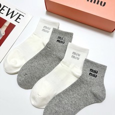 配包装 🌟【一盒4双】 🌟miumiu 缪缪 经典字母logo 纯棉中筒袜 经典纯色短袜 🌟ins爆款!专柜在售ing 配包装 🌟【一盒4双】 🌟miumiu 缪缪 经典字母logo 纯棉中筒袜 经典纯色短袜 🌟ins爆款!专柜在售ing