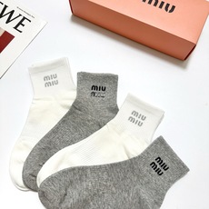 配包装 🌟【一盒4双】 🌟miumiu 缪缪 经典字母logo 纯棉中筒袜 经典纯色短袜 🌟ins爆款!专柜在售ing 配包装 🌟【一盒4双】 🌟miumiu 缪缪 经典字母logo 纯棉中筒袜 经典纯色短袜 🌟ins爆款!专柜在售ing