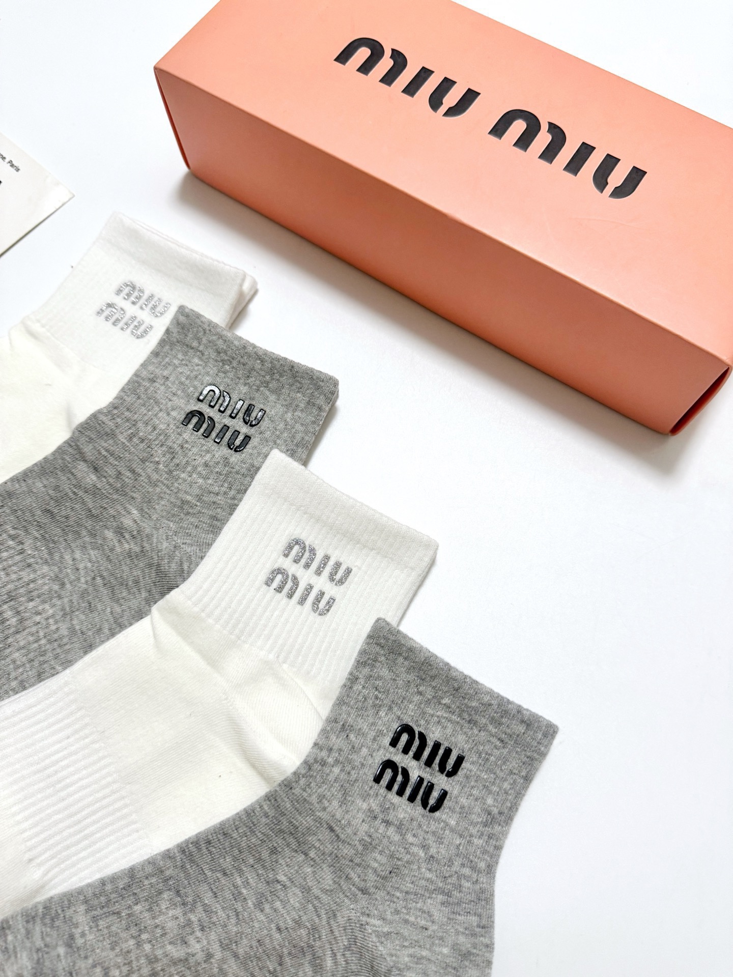 配包装 🌟【一盒4双】 🌟miumiu 缪缪 经典字母logo 纯棉中筒袜 经典纯色短袜 🌟ins爆款!专柜在售ing 配包装 🌟【一盒4双】 🌟miumiu 缪缪 经典字母logo 纯棉中筒袜 经典纯色短袜 🌟ins爆款!专柜在售ing