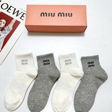 配包装 🌟【一盒4双】 🌟miumiu 缪缪 经典字母logo 纯棉中筒袜 经典纯色短袜 🌟ins爆款!专柜在售ing 配包装 🌟【一盒4双】 🌟miumiu 缪缪 经典字母logo 纯棉中筒袜 经典纯色短袜 🌟ins爆款!专柜在售ing