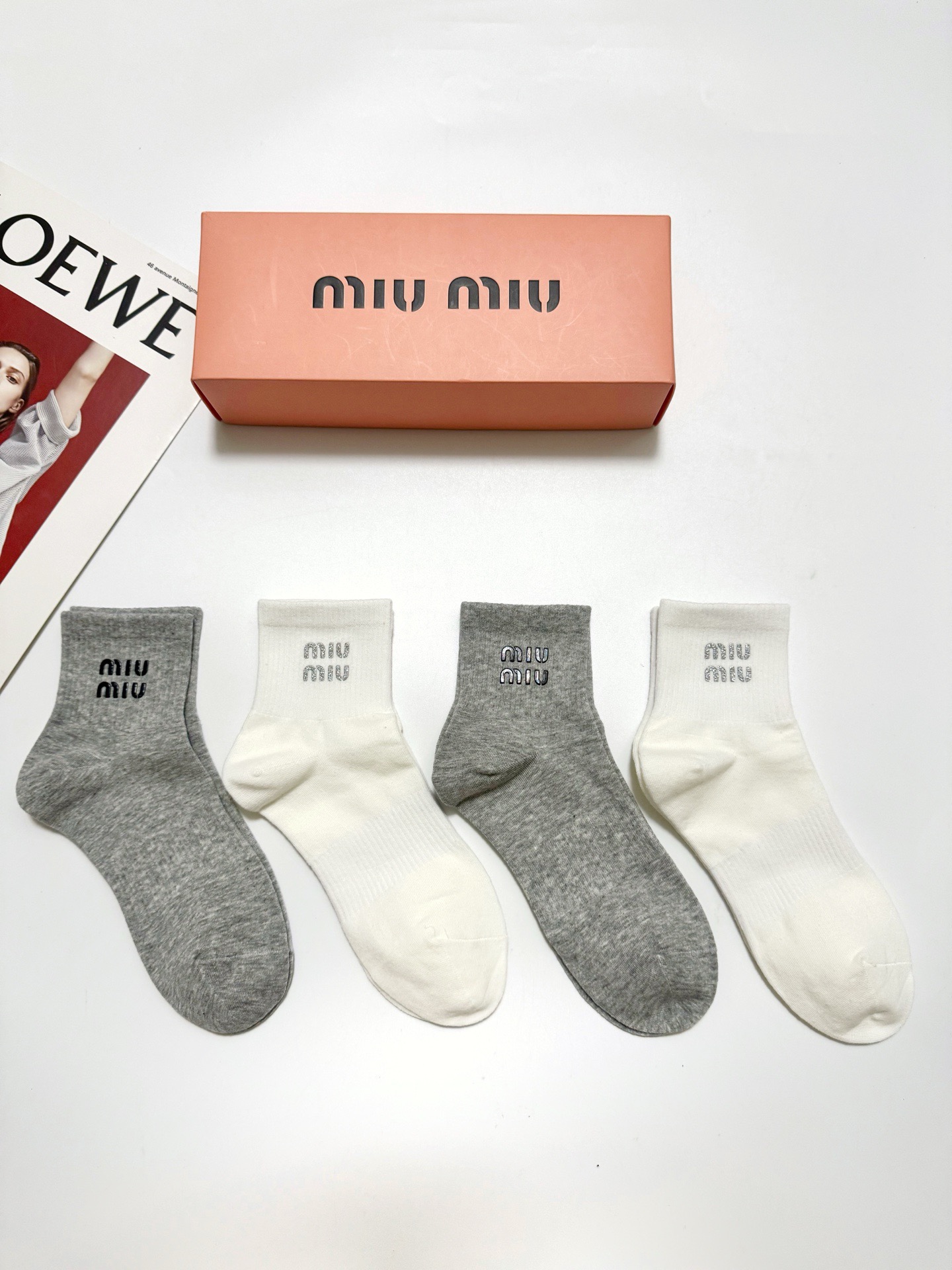 配包装 🌟【一盒4双】 🌟miumiu 缪缪 经典字母logo 纯棉中筒袜 经典纯色短袜 🌟ins爆款!专柜在售ing 配包装 🌟【一盒4双】 🌟miumiu 缪缪 经典字母logo 纯棉中筒袜 经典纯色短袜 🌟ins爆款!专柜在售ing