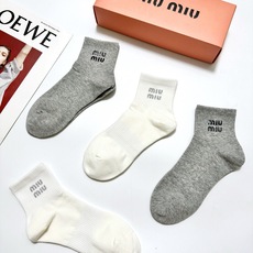 配包装 🌟【一盒4双】 🌟miumiu 缪缪 经典字母logo 纯棉中筒袜 经典纯色短袜 🌟ins爆款!专柜在售ing 配包装 🌟【一盒4双】 🌟miumiu 缪缪 经典字母logo 纯棉中筒袜 经典纯色短袜 🌟ins爆款!专柜在售ing
