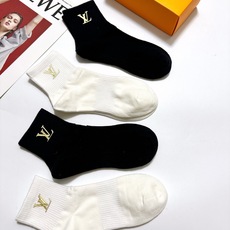 配包装 🌟【一盒4双】 🌟LV 路易威登 经典字母logo 纯棉中筒袜 经典纯色短袜 🌟ins爆款!专柜在售ing 🌟原 配包装 🌟【一盒4双】 🌟LV 路易威登 经典字母logo 纯棉中筒袜 经典纯色短袜 🌟ins爆款!专柜在售ing 🌟原