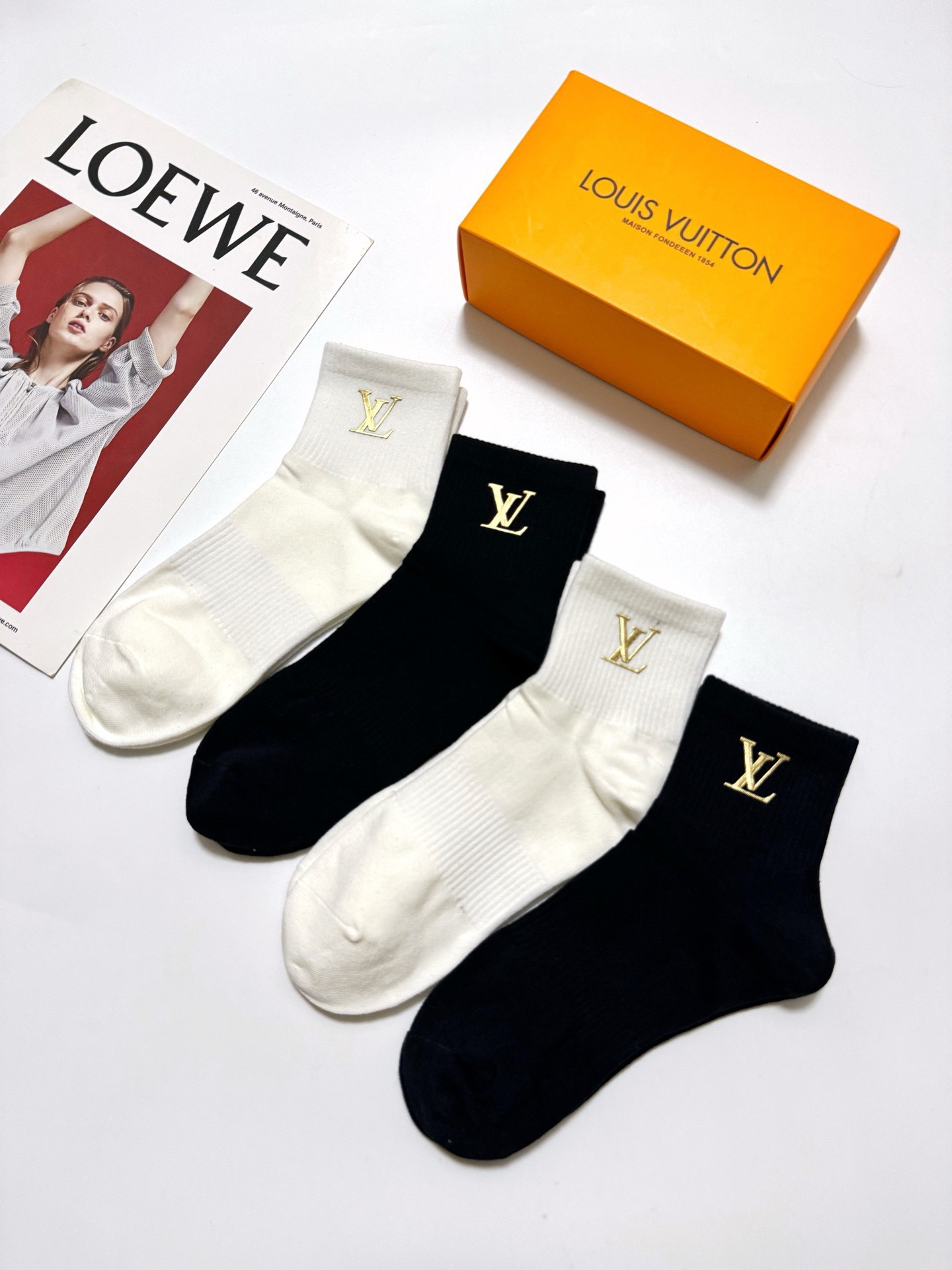 配包装 🌟【一盒4双】 🌟LV 路易威登 经典字母logo 纯棉中筒袜 经典纯色短袜 🌟ins爆款!专柜在售ing 🌟原 配包装 🌟【一盒4双】 🌟LV 路易威登 经典字母logo 纯棉中筒袜 经典纯色短袜 🌟ins爆款!专柜在售ing 🌟原