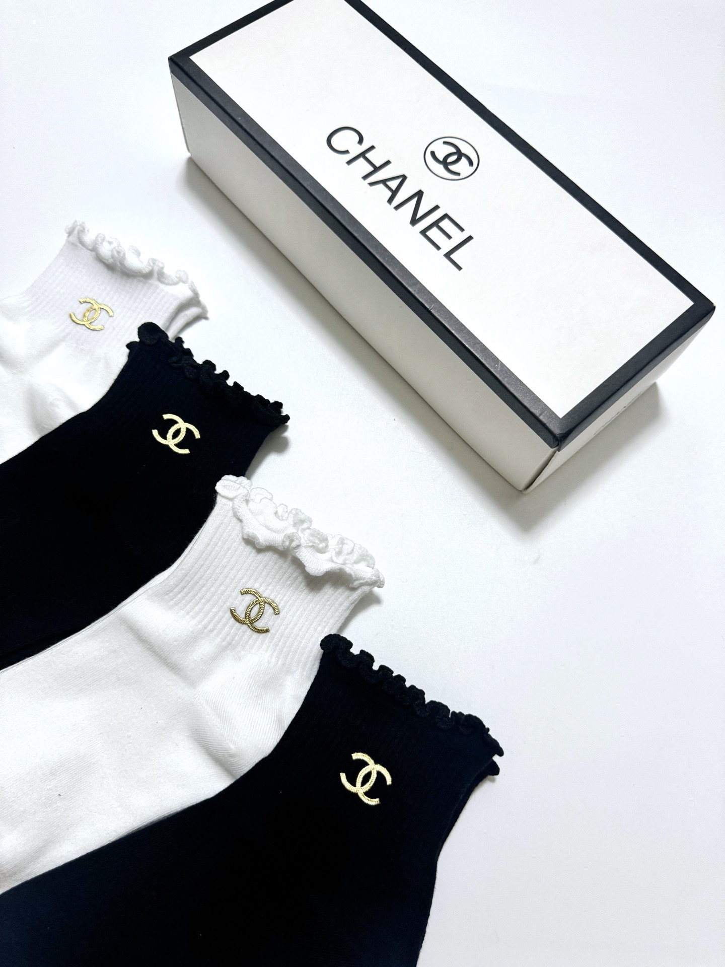配包装 🌟【一盒4 双】 🌟Chanel 香奈儿 经典字母logo 透气纯棉花边短筒袜 ,ins超火爆红人同款,精美 配包装 🌟【一盒4 双】 🌟Chanel 香奈儿 经典字母logo 透气纯棉花边短筒袜 ,ins超火爆红人同款,精美