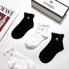 配包装 🌟【一盒4 双】 🌟Chanel 香奈儿 经典字母logo 透气纯棉花边短筒袜 ,ins超火爆红人同款,精美 配包装 🌟【一盒4 双】 🌟Chanel 香奈儿 经典字母logo 透气纯棉花边短筒袜 ,ins超火爆红人同款,精美
