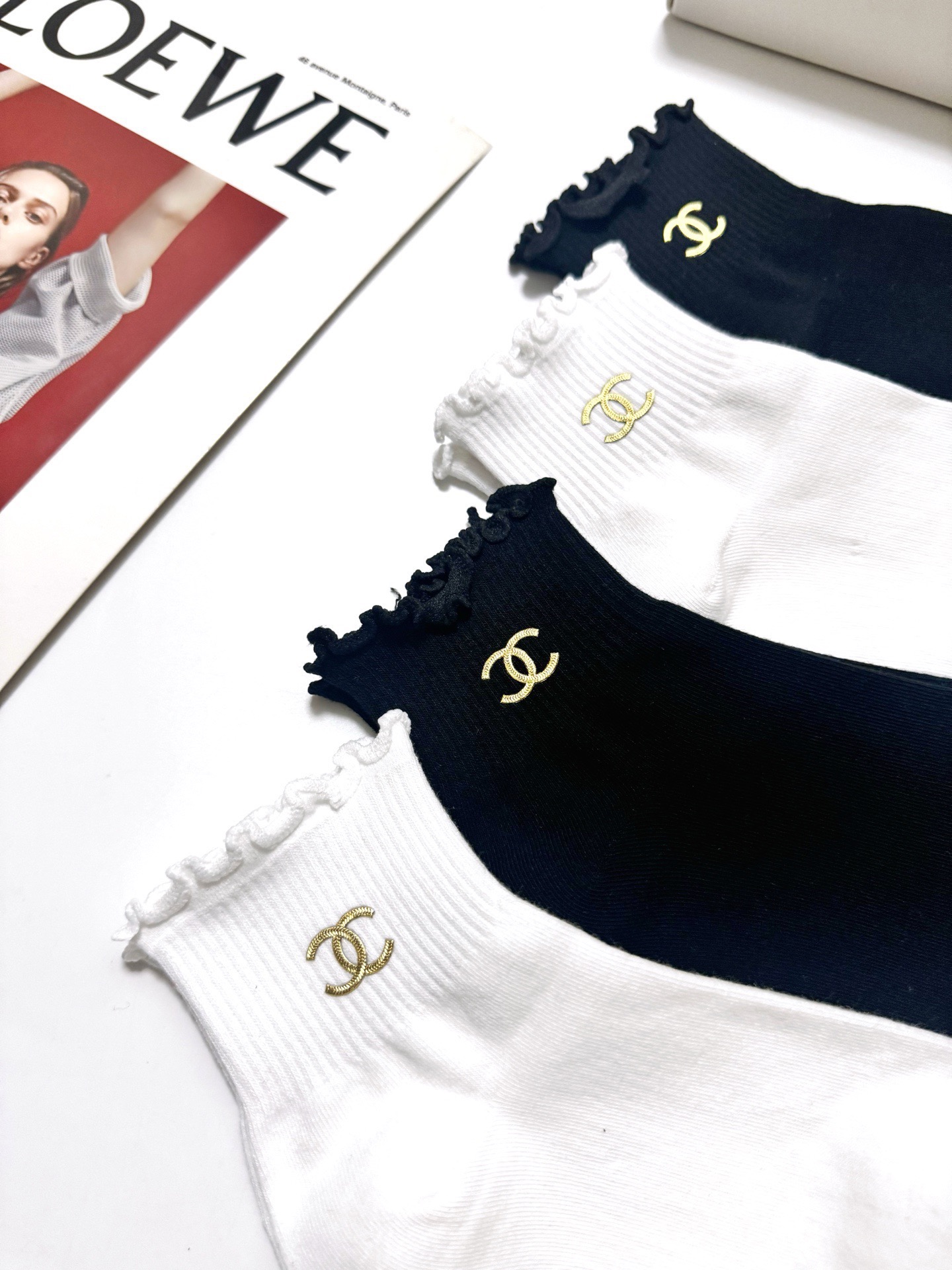 配包装 🌟【一盒4 双】 🌟Chanel 香奈儿 经典字母logo 透气纯棉花边短筒袜 ,ins超火爆红人同款,精美 配包装 🌟【一盒4 双】 🌟Chanel 香奈儿 经典字母logo 透气纯棉花边短筒袜 ,ins超火爆红人同款,精美