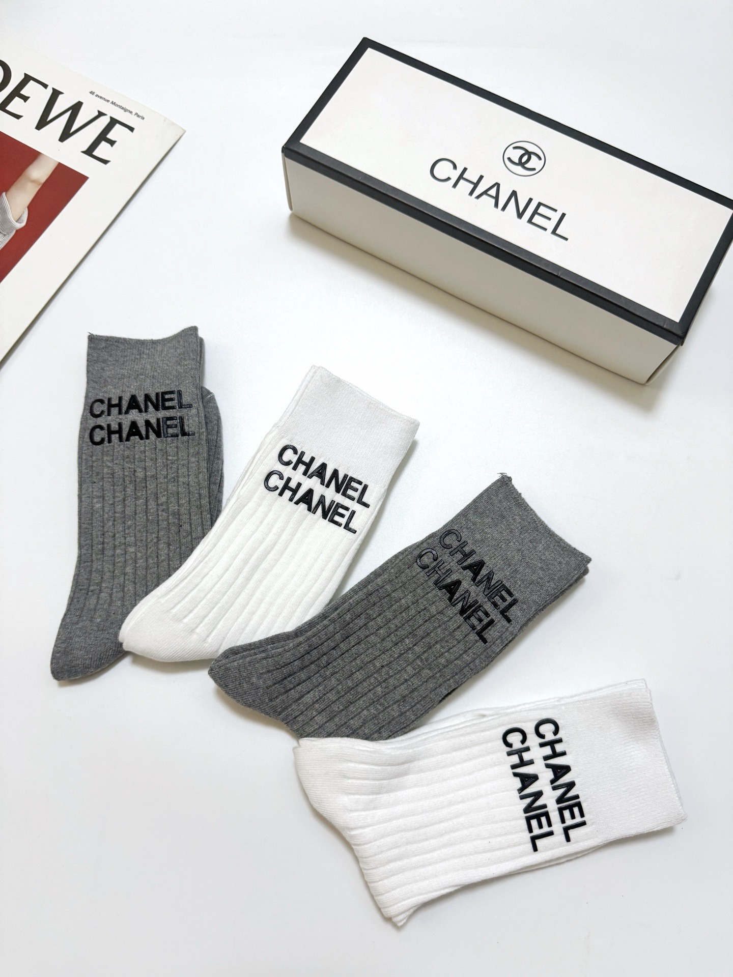 配包装 🌟【一盒4 双】 🌟Chanel 香奈儿 经典字母logo 纯棉中筒袜 ,ins超火爆红人同款,精美 面料,潮 配包装 🌟【一盒4 双】 🌟Chanel 香奈儿 经典字母logo 纯棉中筒袜 ,ins超火爆红人同款,精美 面料,潮