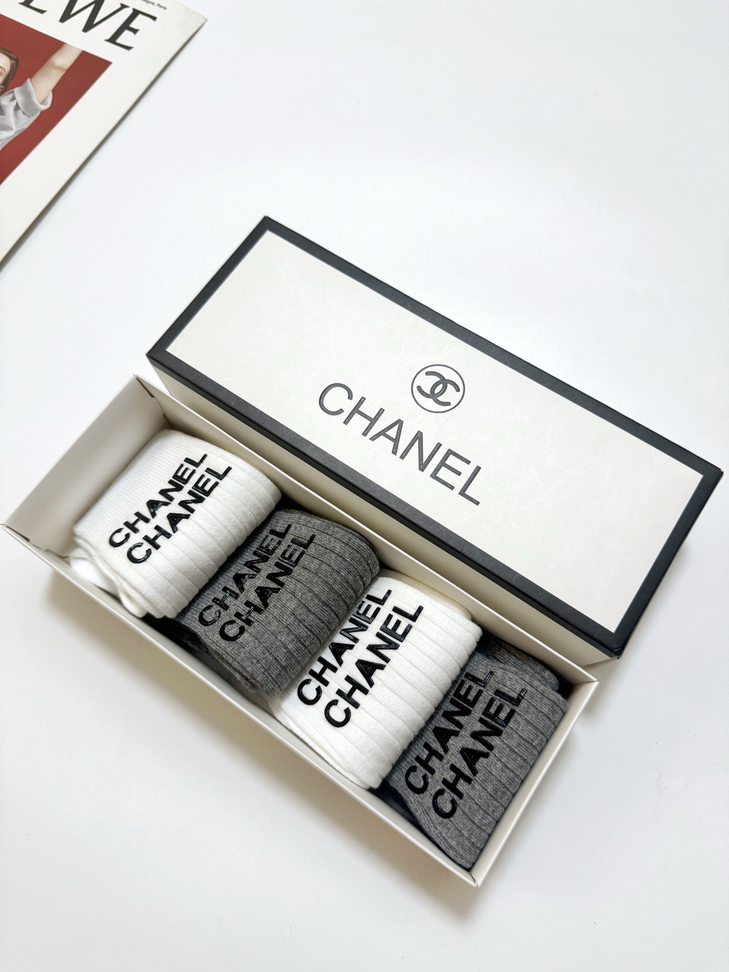 配包装 🌟【一盒4 双】 🌟Chanel 香奈儿 经典字母logo 纯棉中筒袜 ,ins超火爆红人同款,精美 面料,潮 配包装 🌟【一盒4 双】 🌟Chanel 香奈儿 经典字母logo 纯棉中筒袜 ,ins超火爆红人同款,精美 面料,潮