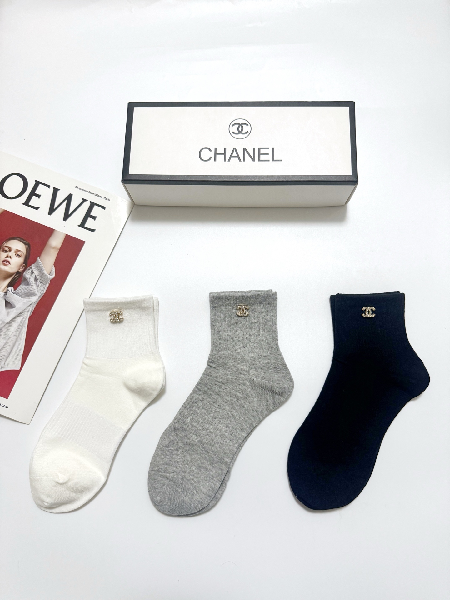 配包装 🌟【一盒3双】 🌟Chanel 香奈儿 经典字母logo 透气纯棉短筒袜 ,ins超火爆红人同款,精美 面料, 配包装 🌟【一盒3双】 🌟Chanel 香奈儿 经典字母logo 透气纯棉短筒袜 ,ins超火爆红人同款,精美 面料,
