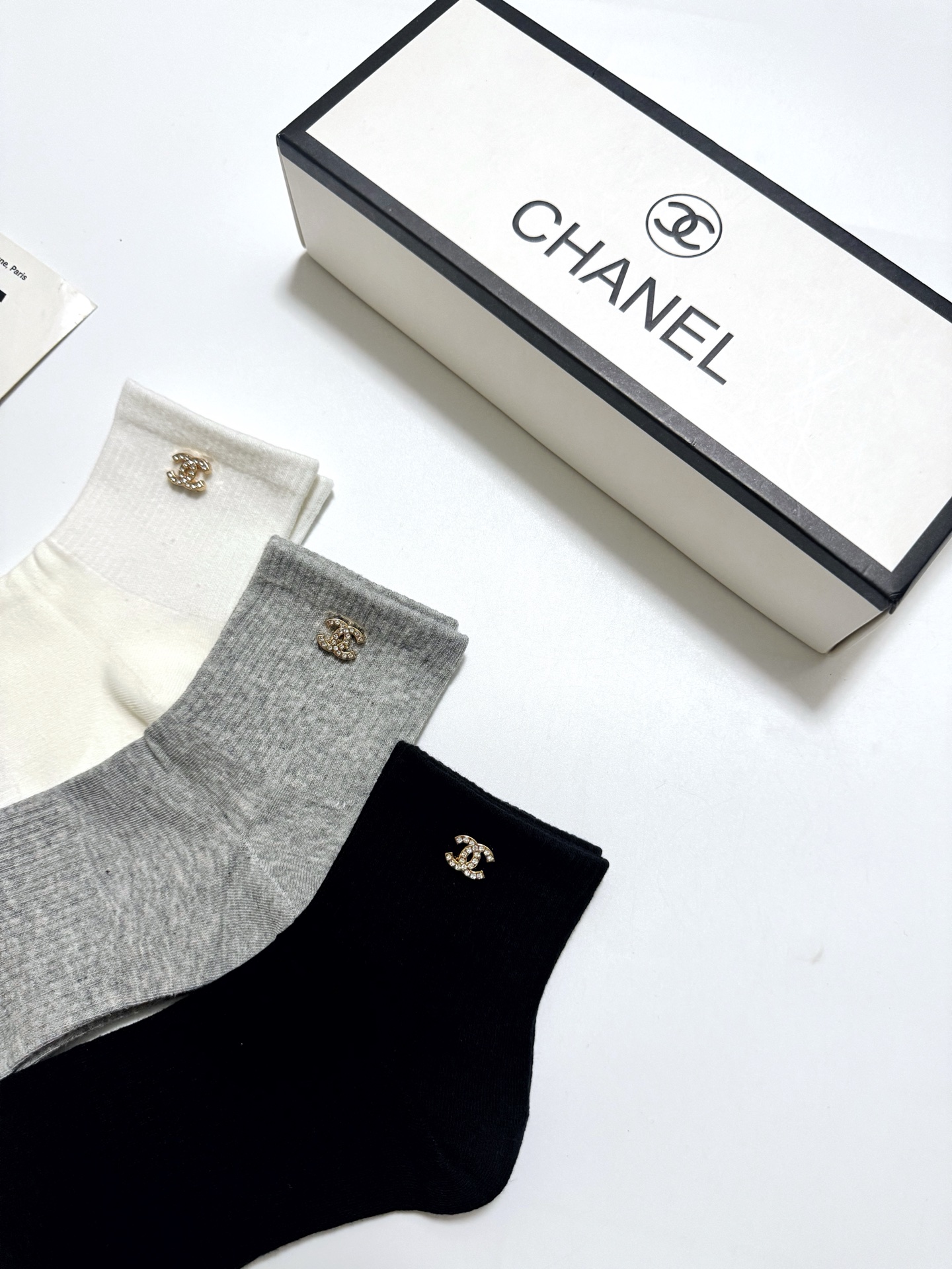 配包装 🌟【一盒3双】 🌟Chanel 香奈儿 经典字母logo 透气纯棉短筒袜 ,ins超火爆红人同款,精美 面料, 配包装 🌟【一盒3双】 🌟Chanel 香奈儿 经典字母logo 透气纯棉短筒袜 ,ins超火爆红人同款,精美 面料,