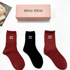 配包装 🌟【一盒3 双】 🌟缪缪 miumiu 经典字母 logo羊毛 中筒袜 !超级软糯亲肤! 🌟ins爆款!专柜在 配包装 🌟【一盒3 双】 🌟缪缪 miumiu 经典字母 logo羊毛 中筒袜 !超级软糯亲肤! 🌟ins爆款!专柜在