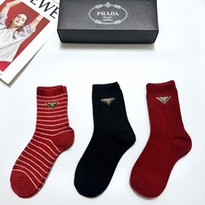 配包装 🌟【一盒3 双】 🌟Prada 普拉达 经典字母 logo羊毛 中筒袜 !超级软糯亲肤! 🌟ins爆款!专柜在 配包装 🌟【一盒3 双】 🌟Prada 普拉达 经典字母 logo羊毛 中筒袜 !超级软糯亲肤! 🌟ins爆款!专柜在