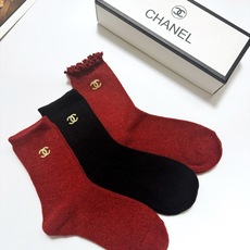 爆款回货 配包装 🌟【一盒3 双】 🌟Chanel 香奈儿 经典字母 logo羊毛 中筒袜 !超级软糯亲肤! 🌟in 爆款回货 配包装 🌟【一盒3 双】 🌟Chanel 香奈儿 经典字母 logo羊毛 中筒袜 !超级软糯亲肤! 🌟in