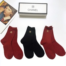 爆款回货 配包装 🌟【一盒3 双】 🌟Chanel 香奈儿 经典字母 logo羊毛 中筒袜 !超级软糯亲肤! 🌟in 爆款回货 配包装 🌟【一盒3 双】 🌟Chanel 香奈儿 经典字母 logo羊毛 中筒袜 !超级软糯亲肤! 🌟in