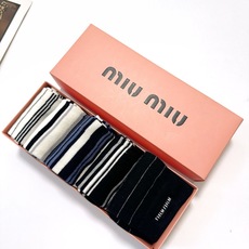 配包装 🌟【一盒5双】 🌟缪缪 miumiu 爆款纯棉中筒袜,韩系条纹➕超百搭大火配色。超完美结合,款式经典,专柜同步 配包装 🌟【一盒5双】 🌟缪缪 miumiu 爆款纯棉中筒袜,韩系条纹➕超百搭大火配色。超完美结合,款式经典,专柜同步